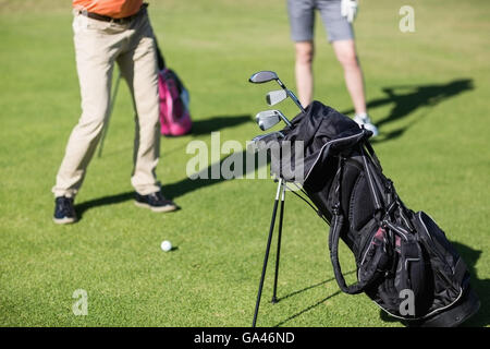 Giovane giocando a golf con sacchetto in primo piano Foto Stock