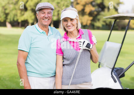 Felice Coppia matura permanente al campo da golf Foto Stock