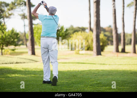 Giocatore di Golf tenendo shot Foto Stock