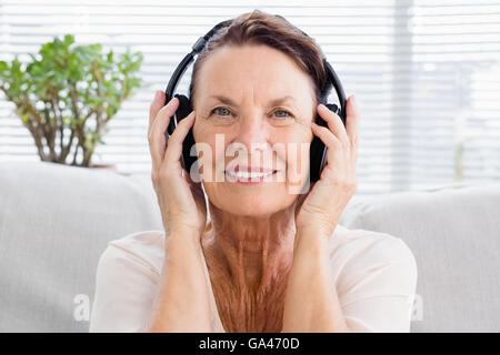 Ritratto di felice donna matura l'ascolto di musica Foto Stock