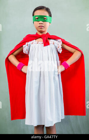 Ragazza vestita come supereroe in aula Foto Stock