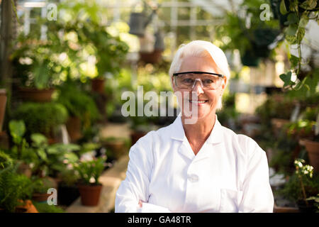 Fiducioso donna scienziato che indossa gli occhiali di protezione Foto Stock