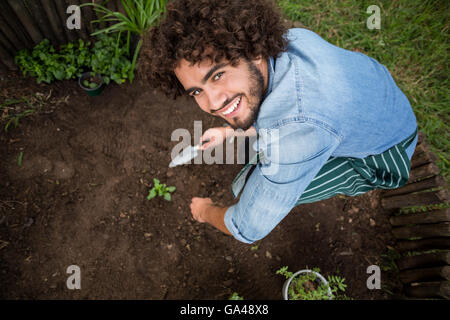 Sorridente giardiniere Semina serra esterno Foto Stock