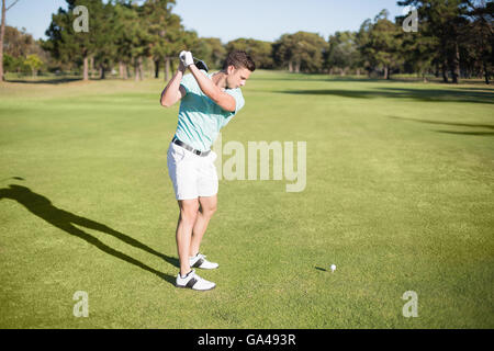 A lunghezza piena di giovani golfisti tenendo shot Foto Stock