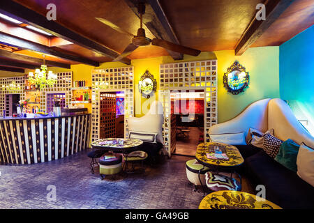 Interno del nightclub illuminato Foto Stock