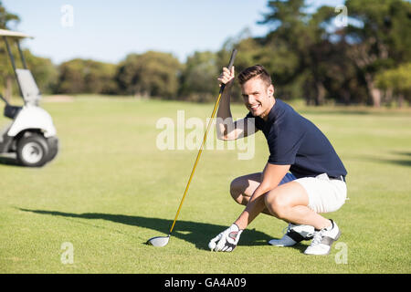 Vista laterale dell'uomo posizionando la pallina da golf sul raccordo a T Foto Stock