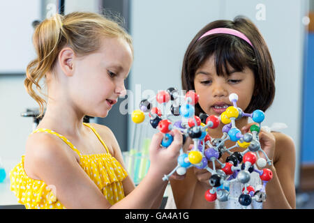 Ragazze azienda modello di DNA Foto Stock