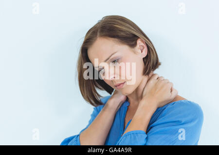 La donna che soffre di dolori al collo Foto Stock