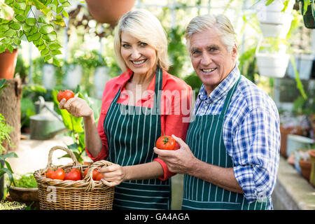 Ritratto di giovane con i pomodori di serra Foto Stock