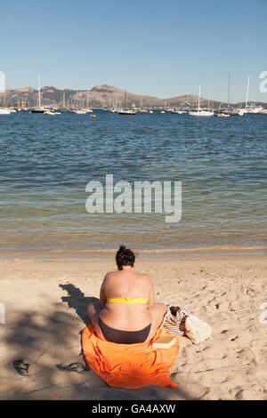 Donna obesa sulla spiaggia visto dalla parte posteriore vista posteriore, Maiorca, Spagna Europa Foto Stock