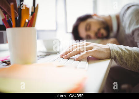 Imprenditore tenendo pan in ufficio Foto Stock