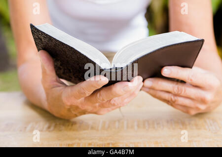 Sezione mediana della donna leggere la Bibbia Foto Stock