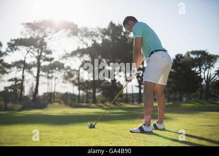 Per tutta la lunghezza della giovane giocando a golf Foto Stock