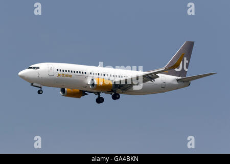 Tempo di jet Boeing 737-3L9 [OY-JTC] sul finale per la pista 13. Foto Stock