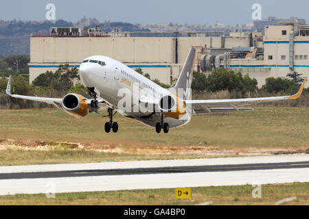 Tempo di jet Boeing 737-3L9 [OY-JTC] uscire di pista 13 a Billund. Foto Stock