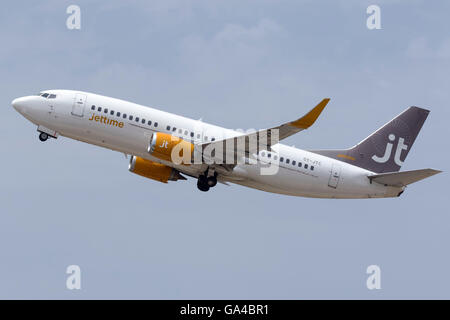 Tempo di jet Boeing 737-3L9 [OY-JTC] uscire di pista 13 a Billund. Foto Stock