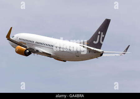 Tempo di jet Boeing 737-3L9 [OY-JTC] uscire di pista 13 a Billund. Foto Stock