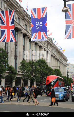 Union Jack linea flags Oxford street da dal grande magazzino Selfridges, nel centro di Londra, Inghilterra, Regno Unito Foto Stock
