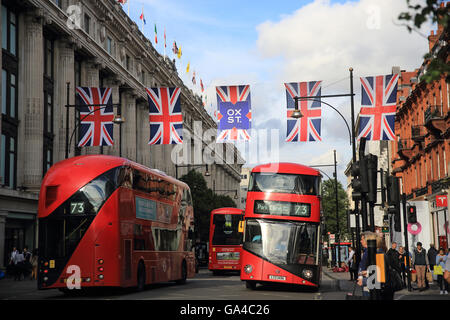 Union Jack Flag e rosso linea autobus Oxford Street, accanto a dal grande magazzino Selfridges, nel centro di Londra, Inghilterra, Regno Unito Foto Stock