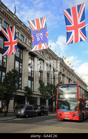 Union Jack linea flags Oxford street da dal grande magazzino Selfridges, nel West End di Londra, Inghilterra, Regno Unito Foto Stock