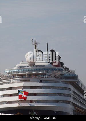 Le 83969 tonnellate Disney Cruise Line, 'Disney Magic' nave da crociera re-sono stati forniti dal trasporto merci su strada sul fiume Tyne. Foto Stock