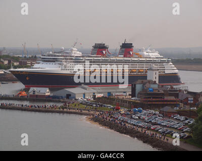 Le 83969 tonnellate Disney Cruise Line, 'Disney Magic' nave da crociera re-sono stati forniti dal trasporto merci su strada sul fiume Tyne. Foto Stock