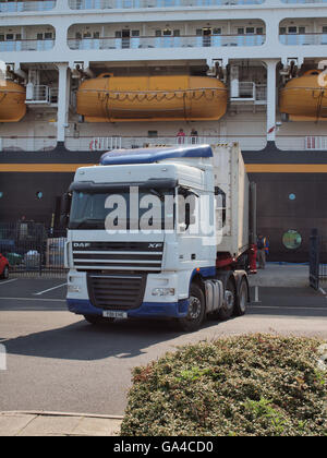 Le 83969 tonnellate Disney Cruise Line, 'Disney Magic' nave da crociera re-sono stati forniti dal trasporto merci su strada sul fiume Tyne. Foto Stock