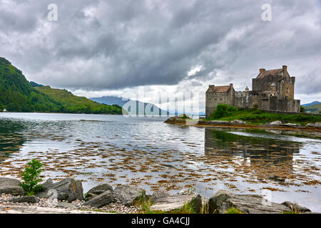 Eilean Donan Castle siede sulla Eilean Donan una piccola isola di marea dove tre laghi soddisfare Foto Stock