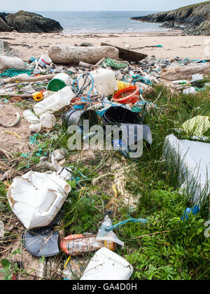 Rifiuti di plastica e altro mare portato inquinamento su una spiaggia di Gallese Foto Stock