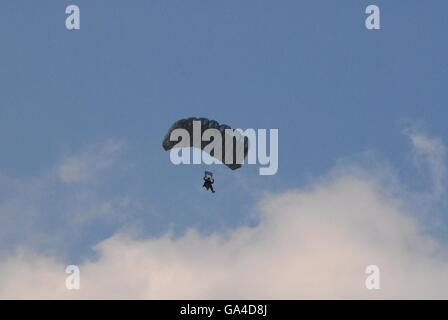 Parachutist a Konya AFB area di varo durante il ISIK 2016 Lotta contro la ricerca e il salvataggio esercizio Foto Stock