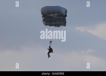 Parachutist a Konya AFB area di varo durante il ISIK 2016 Lotta contro la ricerca e il salvataggio esercizio Foto Stock