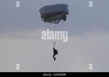 Parachutist a Konya AFB area di varo durante il ISIK 2016 Lotta contro la ricerca e il salvataggio esercizio Foto Stock