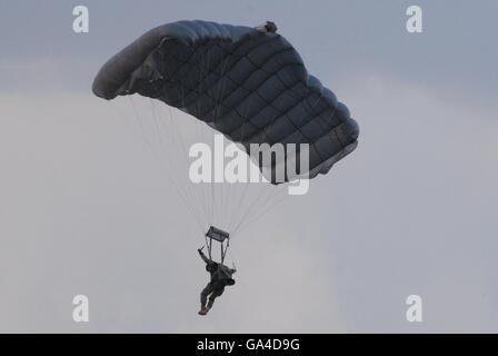 Parachutist a Konya AFB area di varo durante il ISIK 2016 Lotta contro la ricerca e il salvataggio esercizio Foto Stock