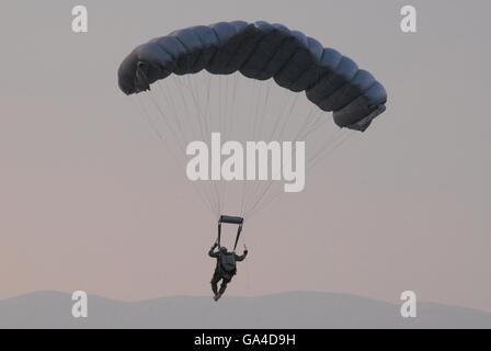 Parachutist a Konya AFB area di varo durante il ISIK 2016 Lotta contro la ricerca e il salvataggio esercizio Foto Stock