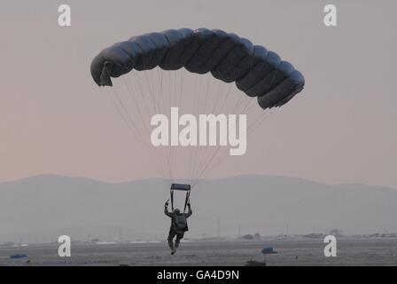 Parachutist a Konya AFB area di varo durante il ISIK 2016 Lotta contro la ricerca e il salvataggio esercizio Foto Stock