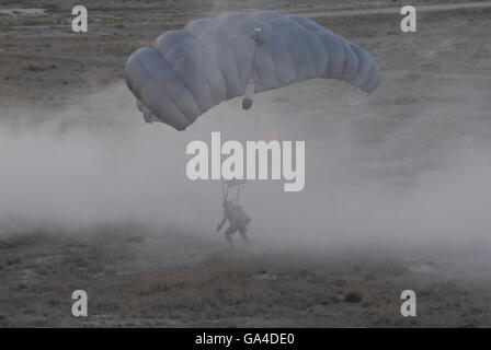 Parachutist a Konya AFB area di varo durante il ISIK 2016 Lotta contro la ricerca e il salvataggio esercizio Foto Stock