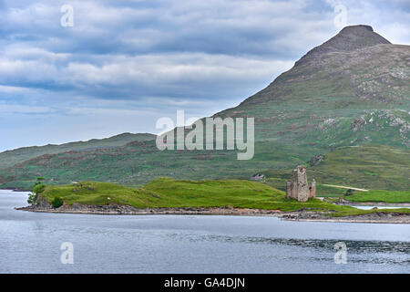 Il castello di Ardvreck risale al XVI secolo e sorge su un promontorio roccioso proteso in Loch Assynt, Scozia Foto Stock