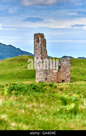 Il castello di Ardvreck risale al XVI secolo e sorge su un promontorio roccioso proteso in Loch Assynt, Scozia Foto Stock