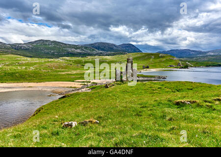 Il castello di Ardvreck risale al XVI secolo e sorge su un promontorio roccioso proteso in Loch Assynt, Scozia Foto Stock