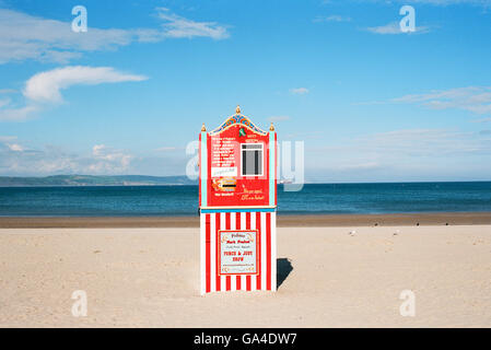 Punch e Judy show con nessuno presente sulla spiaggia a Weymouth Dorset, in giugno Foto Stock