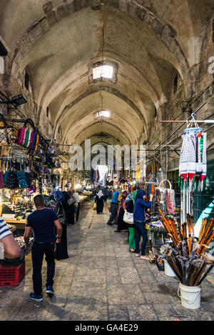 Il souk palestinese Bazar Market street bancarelle negozi in Gerusalemme città vecchia Israele Foto Stock