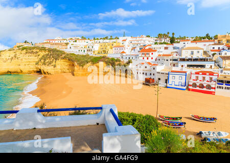 Una vista della spiaggia con case colorate in Carvoeiro villaggio di pescatori, Portogallo Foto Stock