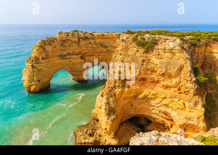 Roccia archi su Marinha spiaggia e mare turchese dell'acqua sulla costa del Portogallo nella regione di Algarve Foto Stock