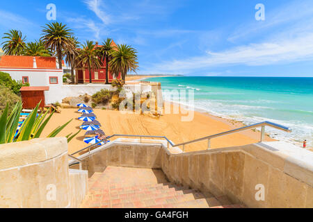 Passaggi per la bella spiaggia di Armacao de Pera città costiera, regione di Algarve, PORTOGALLO Foto Stock