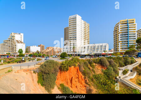 Città di Portimao, Portogallo - 14 Maggio 2015: alti edifici di appartamenti a Portimao cittadina sulla costa del Portogallo. Sempre più investitori provenienti da Europa occidentale acquistare appartamenti nella regione di Algarve. Foto Stock