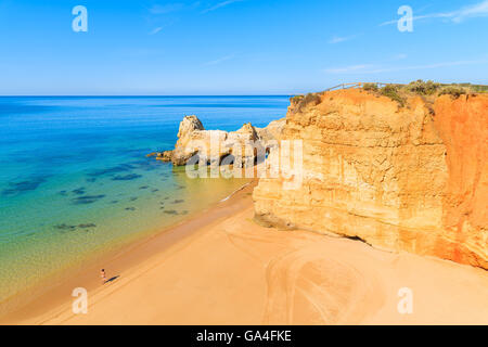 Unidentified Donna che cammina su Praia da rocha beach sul lungo mare di Portimao città, regione di Algarve, PORTOGALLO Foto Stock