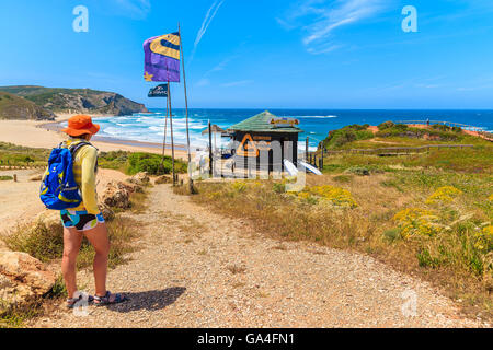AMADO Beach, Portogallo - 15 Maggio 2015: il giovane turista sul percorso a piedi a Praia do Amado spiaggia in primavera, regione di Algarve, Portogallo. Questa zona è famosa surf posto in tutto il Portogallo. Foto Stock