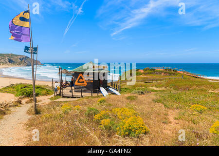 PRAIA DO AMADO Beach, Portogallo - 15 Maggio 2015: scuola di surf booth su una spiaggia bellissima nel regione Algarve. Il surf è lo sport popolare nel sud-ovest del Portogallo a causa di frequenti forti venti qui. Foto Stock