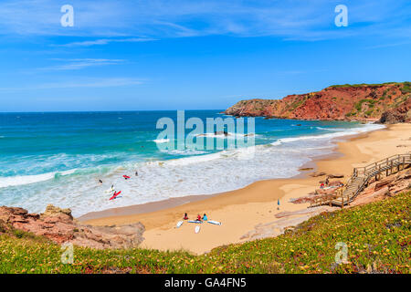 Surfisti sulla Praia do Amado spiaggia e bel mare blu, regione di Algarve, PORTOGALLO Foto Stock