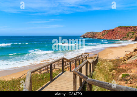 La passerella a Praia do Amado spiaggia con surfers in background, regione di Algarve, PORTOGALLO Foto Stock